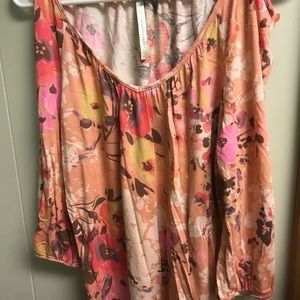 3/4 length floral top